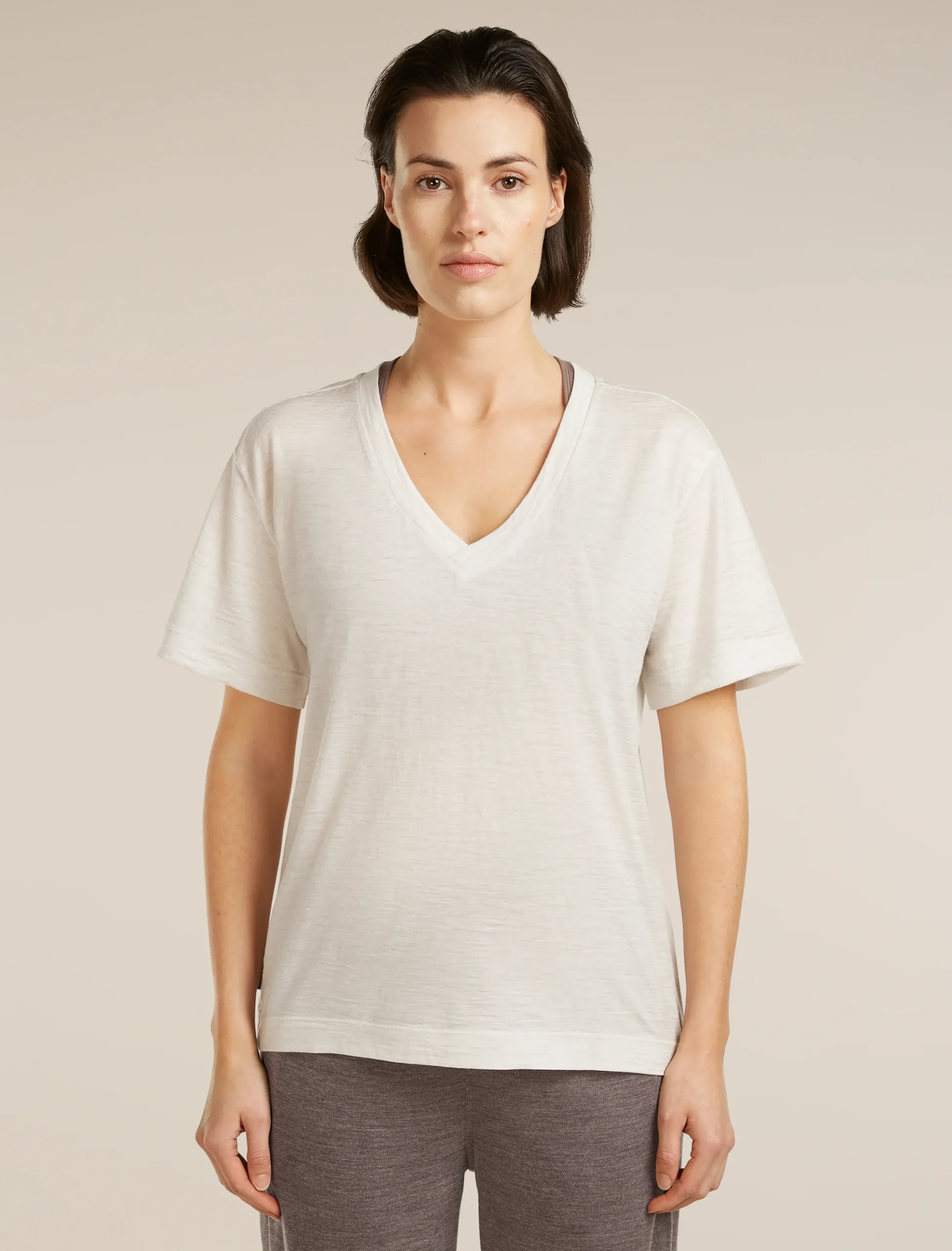 150 Tech Lite Relaxed T-Shirt mit V-Ausschnitt