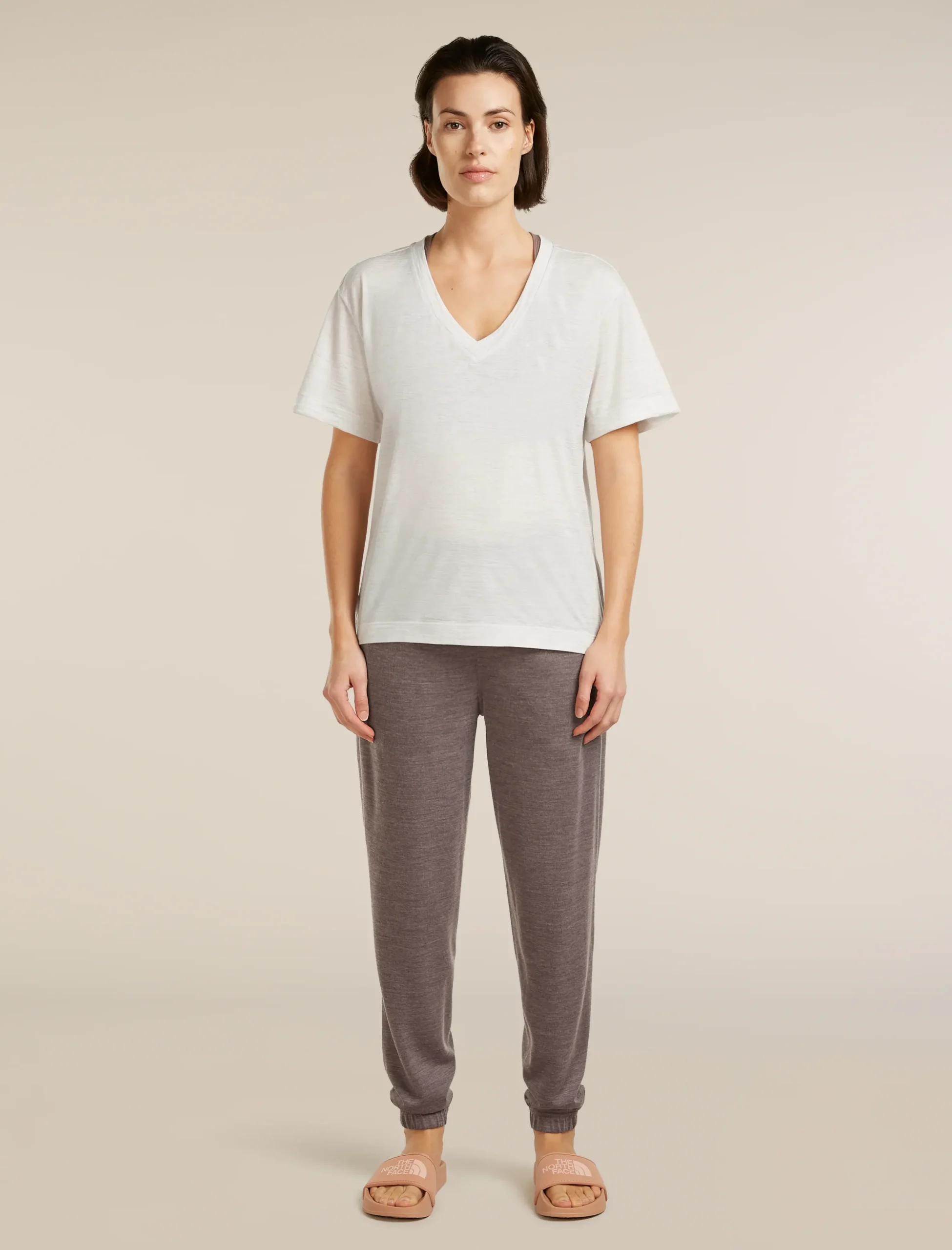 150 Tech Lite Relaxed T-Shirt mit V-Ausschnitt
