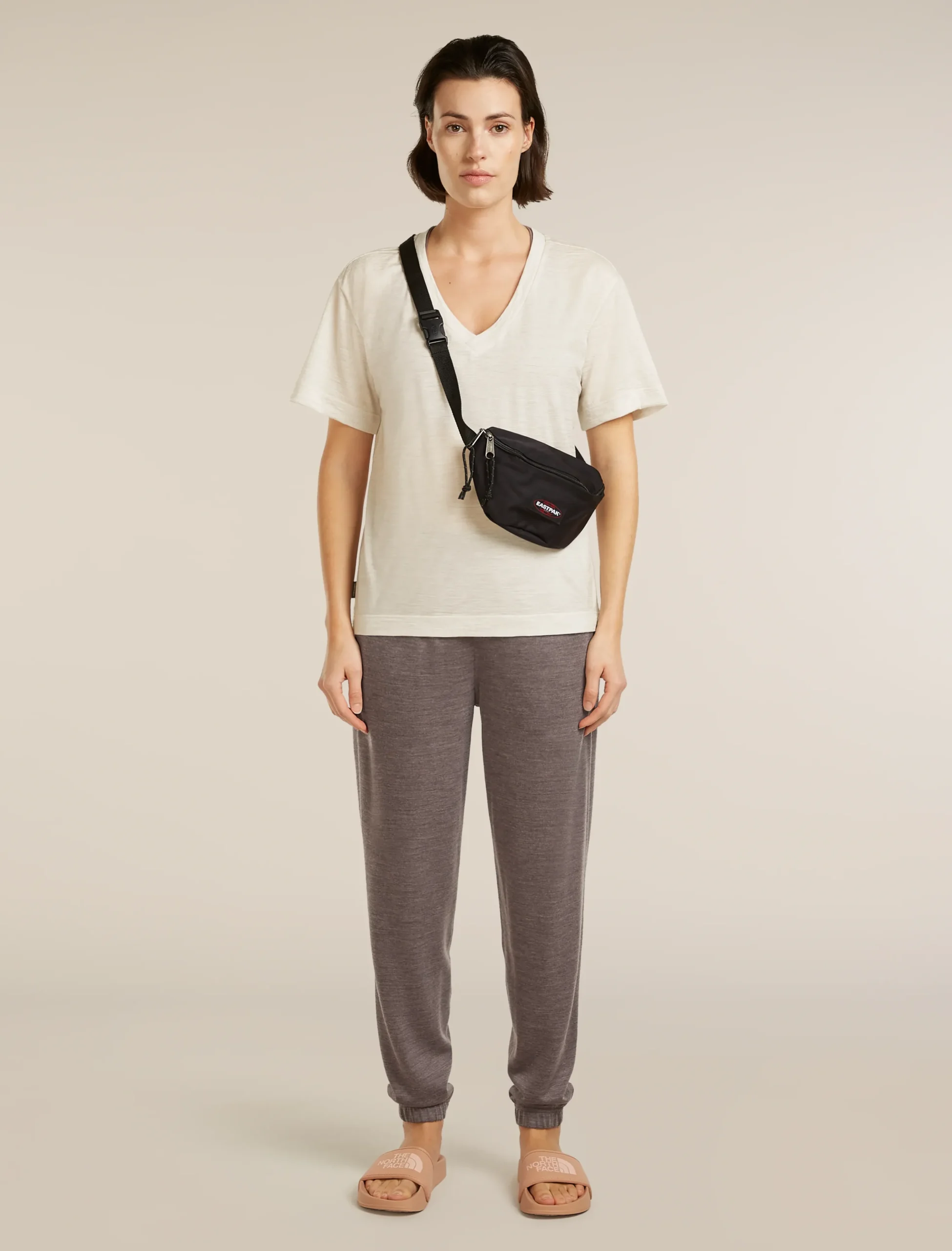150 Tech Lite Relaxed T-Shirt mit V-Ausschnitt