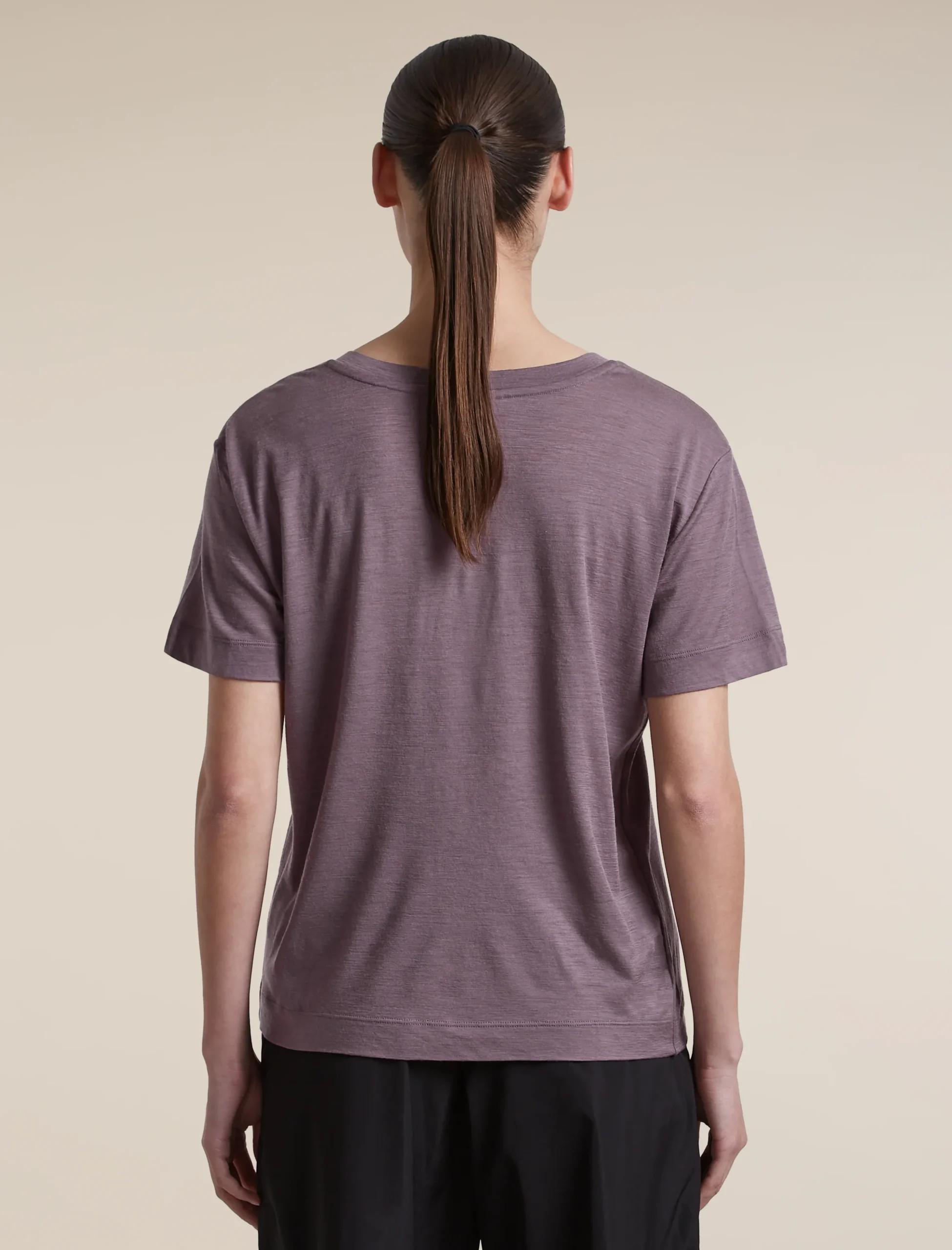 150 Tech Lite Relaxed T-Shirt mit V-Ausschnitt