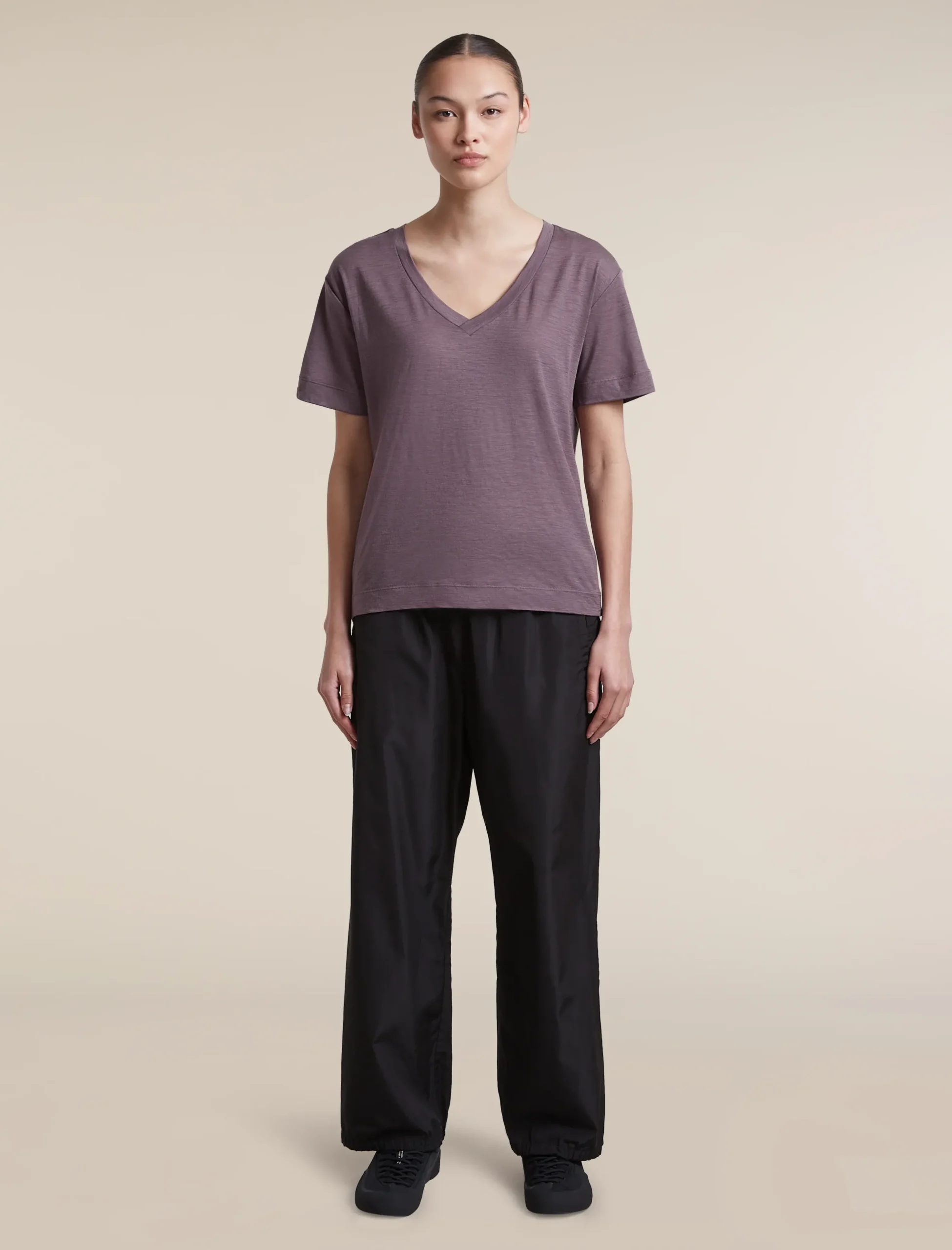 150 Tech Lite Relaxed T-Shirt mit V-Ausschnitt
