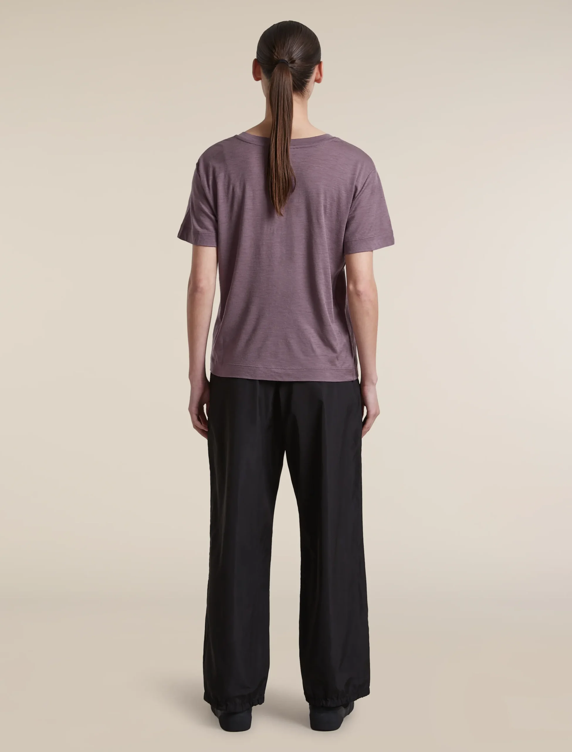 150 Tech Lite Relaxed T-Shirt mit V-Ausschnitt
