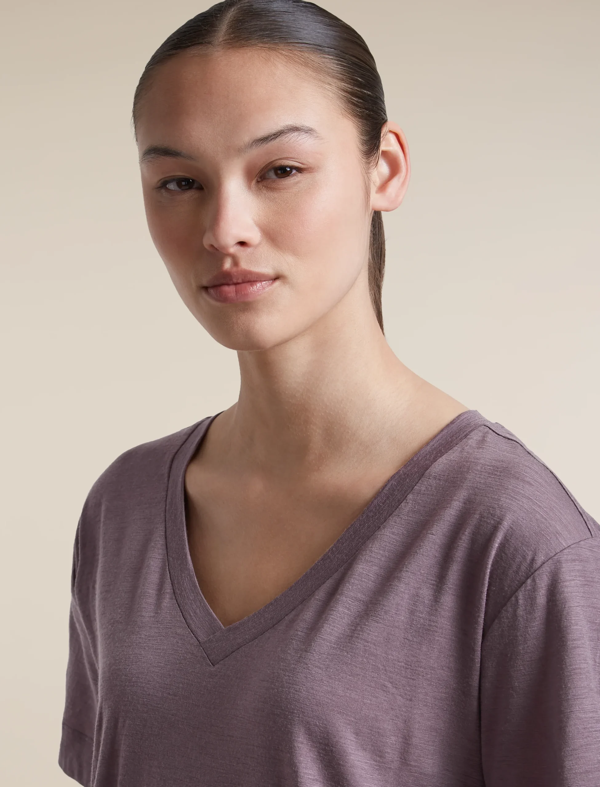150 Tech Lite Relaxed T-Shirt mit V-Ausschnitt